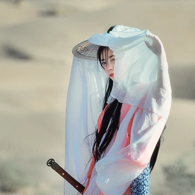 文艺侠客带兵器女生头像,唯美古风真人头像