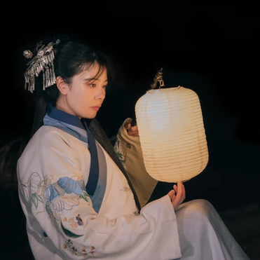 唯美古风真人头像：夜晚提灯女生头像