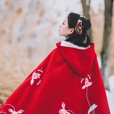 初雪红披风带伞女生头像，唯美古风真人头像