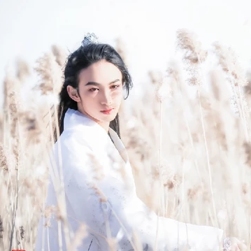 雪飘带折扇白衣男生头像,唯美古风真人头像