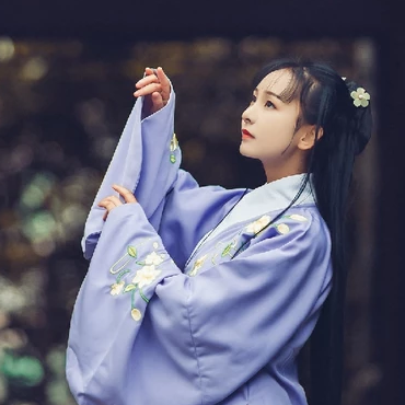 高贵优雅紫衣带团扇女生头像,唯美古风真人头