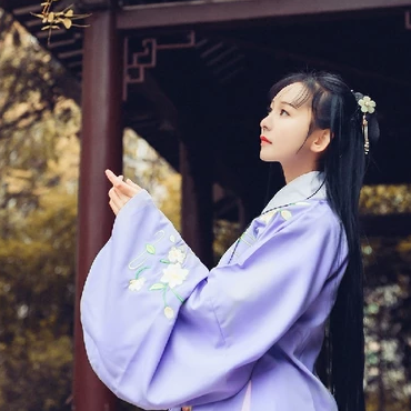 高贵优雅紫衣带团扇女生头像,唯美古风真人头