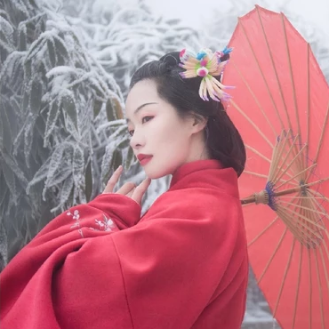 梅花雪红衣女生头像，唯美古风真人头像