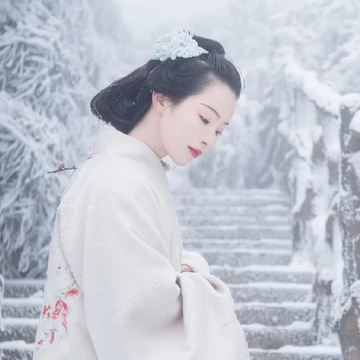 梅花雪红衣女生头像，唯美古风真人头像