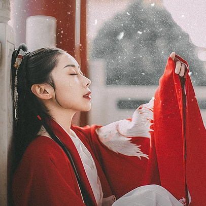 雪纷纷红衣带伞女生头像，唯美古风真人头像