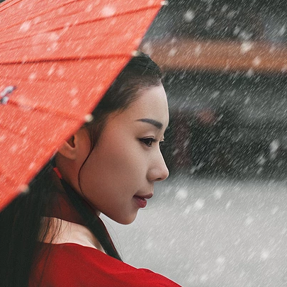 雪纷纷红衣带伞女生头像，唯美古风真人头像