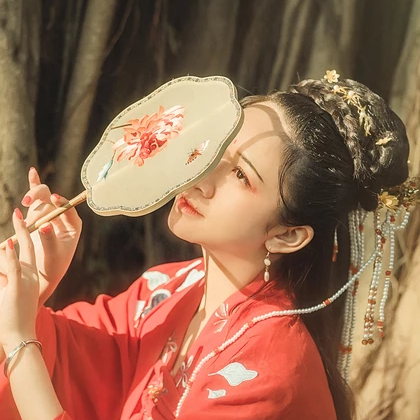 彼岸花团扇红妆红衣头像，唯美古风真人头像