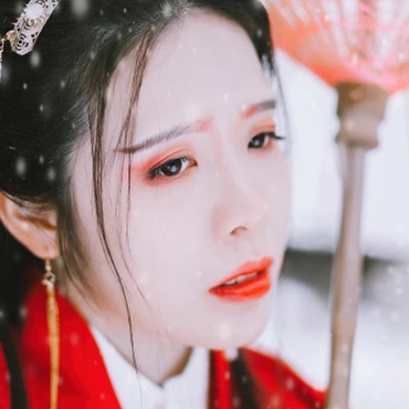 红衣雪景女生头像，唯美古风真人头像