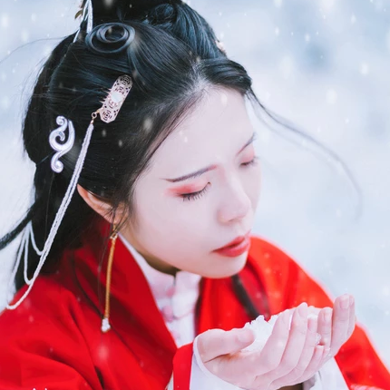 红衣雪景女生头像，唯美古风真人头像