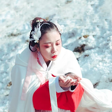 雪花飘落白披风女生头像，唯美古风真人头像