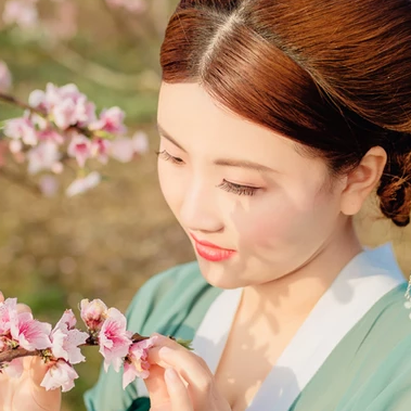 桃花树下带团扇女生头像，唯美古风真人头像