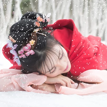 雪景带伞红衣女生头像，唯美古风真人头像