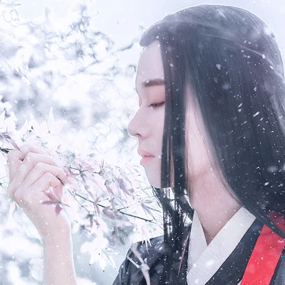 雪景翩翩公子带折扇头像，唯美古风真人头像