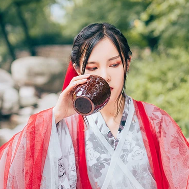 红衣喝酒女生头像，唯美古风真人头像