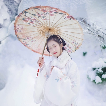 雪中团花带伞女子头像，唯美古真人头像