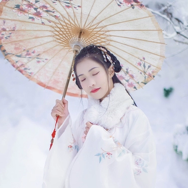 雪中团花带伞女子头像，唯美古真人头像