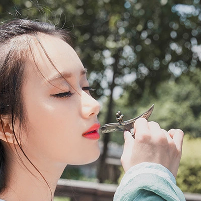 素衣女生喝酒头像，唯美古风真人头像