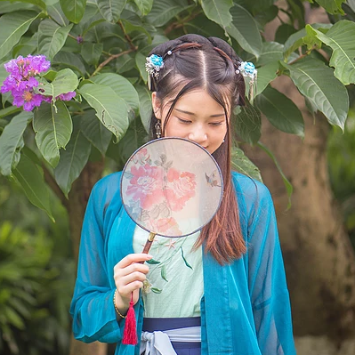 蓝衣带团扇女生头像，唯美古风女子真人头像