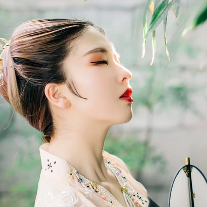 竹林山寺闺蜜古风头像，唯美古风女子真人头像