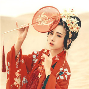 大漠黄沙嫁衣红裳女子头像，古风艳丽真人头像