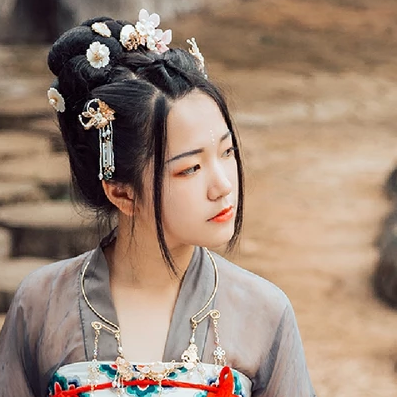 暮秋山行带伞女生头像,唯美古风真人头像