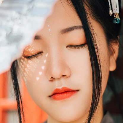 暮秋山行带伞女生头像,唯美古风真人头像