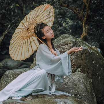 南溪山梦带伞女生头像，唯美古风真人头像