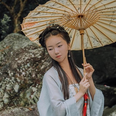 南溪山梦带伞女生头像，唯美古风真人头像