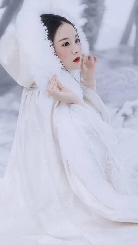 唯美雪景古装美女图片，清新淡雅的古装摄影欣赏