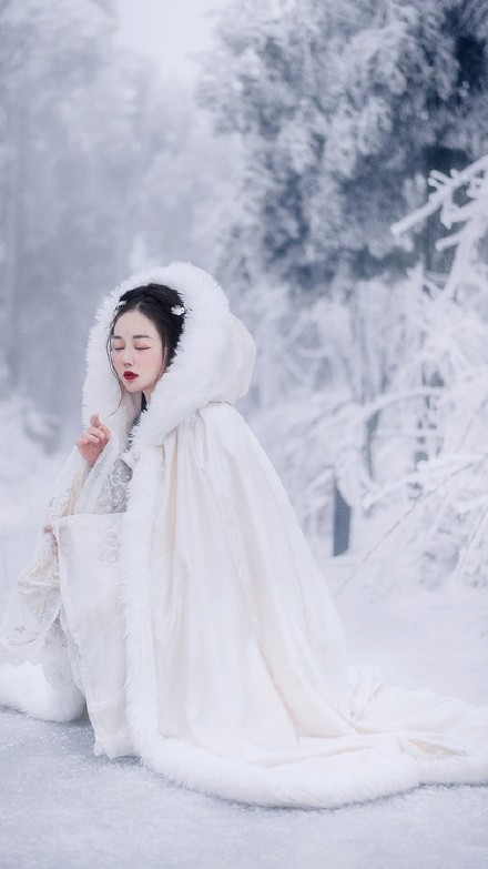唯美雪景古装美女图片，清新淡雅的古装摄影欣赏