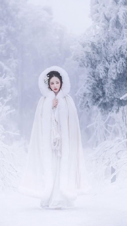 唯美雪景古装美女图片，清新淡雅的古装摄影欣赏