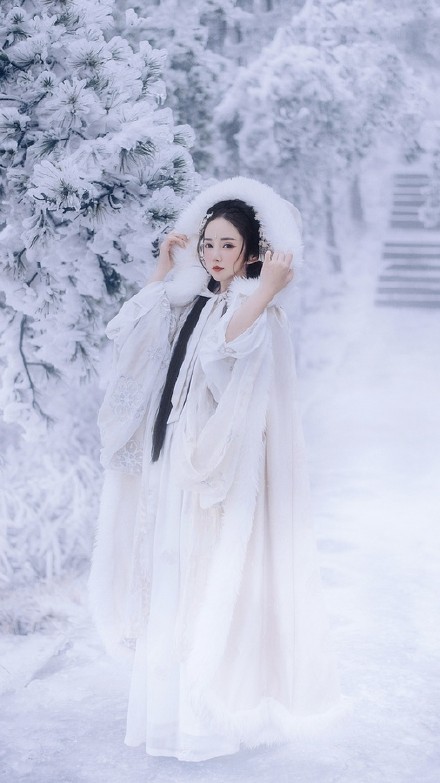 唯美雪景古装美女图片，清新淡雅的古装摄影欣赏